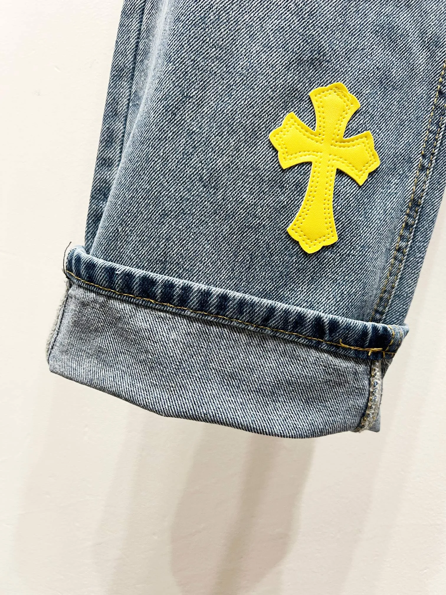 P240 Style number: (K1170) Chrome hearts & Chrome hearts High-end Chrome hearts blue and yellow leather cross patchwork leather jeans, the same style as the trendy uncle. Original hardware accessories, washed and other elevators, QR code analysis are all purchased from the original factory, high degree of restoration, you are welcome to compare the products ~ Three-dimensional version Loose and comfortable, not picky about the figure, taller and slimmer, factory Seiko, original factory quality control, same style for men and women, can be matched with couples, versatile recommendation, must-have jeans for all seasons, fashionable people have been disappointed From the quality selection of fabrics, the tailoring of details, and the matching of patterns, everything is impeccable! The upper body is so handsome when worn...it can be easily worn by men, women and children! The craftsmanship uses heavy-duty washed pure cotton denim fabric. After washing, it is soft and thick. It is very stylish when worn on the body. Size: 28, 30, 32, 34 Color: blue yellow leather